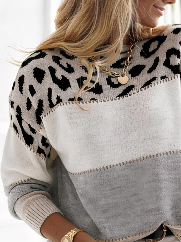 Stilvoller Pullover mit Leopardenmuster und Accessoires für modisches Outfit.