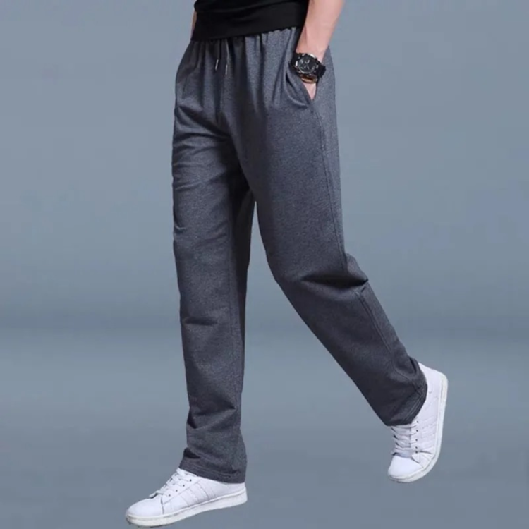 Person trägt graue Sweatpants und weiße Sneakers, lässiger Stil für aktive Tage.