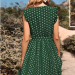 Frau in grünem Retro-Kleid erkundet sonnige Wüste.